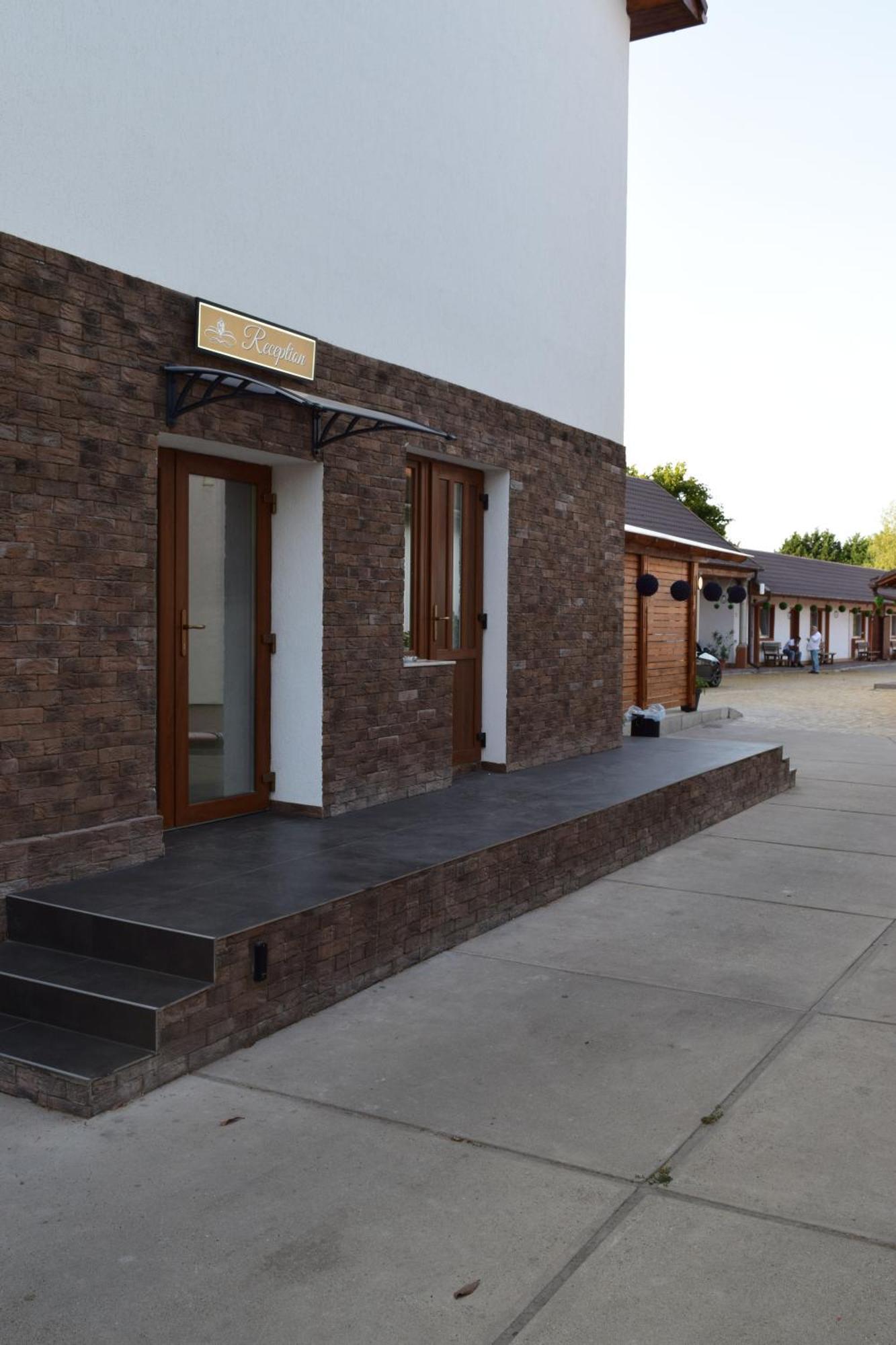 Airport Karoly Central Vecsés Exterior foto